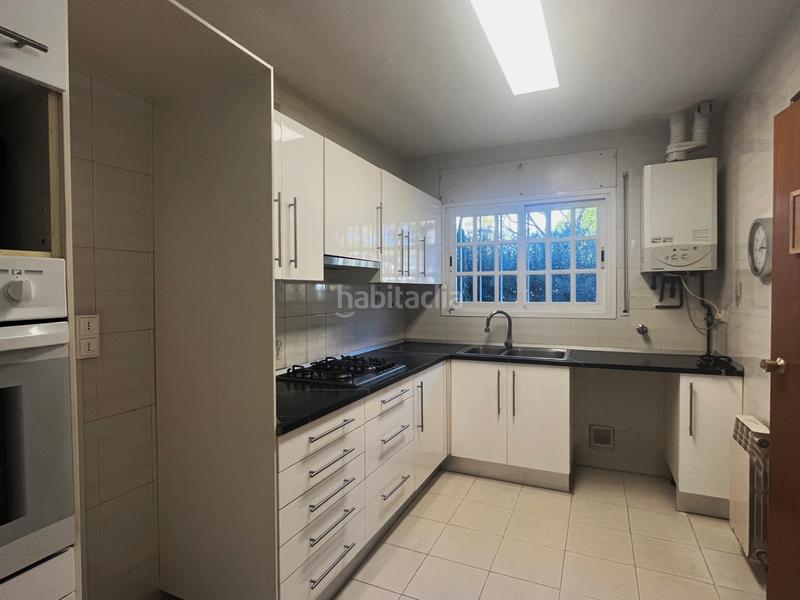 Foto ca0a0d61-e7c2-4830-82b3-9ec4ee777878. Casa aparellada a carrer 19 5 a La Pineda Castelldefels