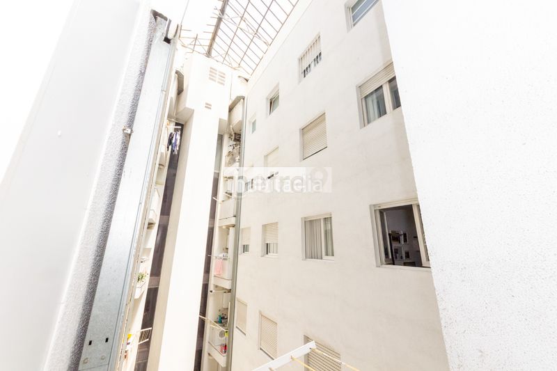 Foto b1244659-fc37-4a33-b416-b686dff80c04. Pis amb calefacció aparcament a Sant Antoni Barcelona