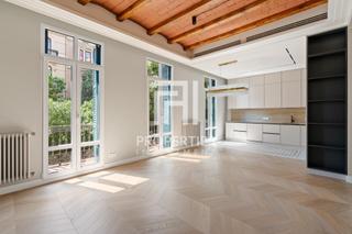 Pis  Carrer valencia. Finca regia reformada con encanto modernista en el eixample dere