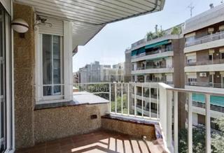 Appartement  Carrer carrer de roger de flor, 61. Piso exterior en finca seminueva con balcón en perfecto estado
