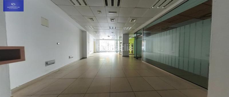 Foto c8ef55a0-7299-4737-a8dd-41d9d7bbe2c0. Alquiler local comercial se alquila local amplio en plena avenida principal en Cádiz