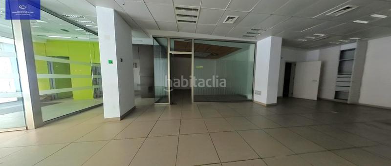Foto d09527a7-c3bd-4c75-aa96-ee19880d469f. Alquiler local comercial se alquila local amplio en plena avenida principal en Cádiz