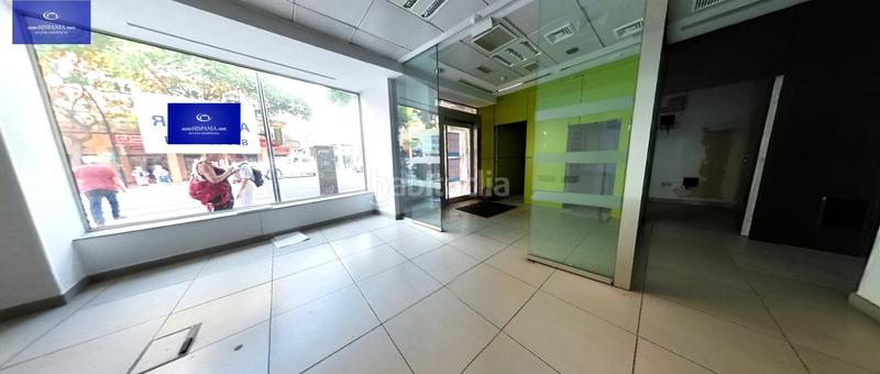 Foto eed923b2-856d-49bc-b9d5-d9e074660d71. Alquiler local comercial se alquila local amplio en plena avenida principal en Cádiz