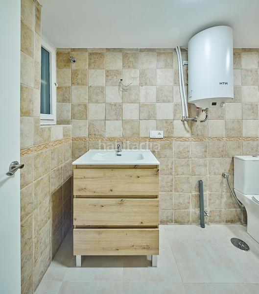 Foto 42ed5aa2-6dfc-4354-a340-a19a12c9cb3d. Planta baja vivienda entresuelo, exterior de tres dormitorios y 2 baños en el centro en Cádiz