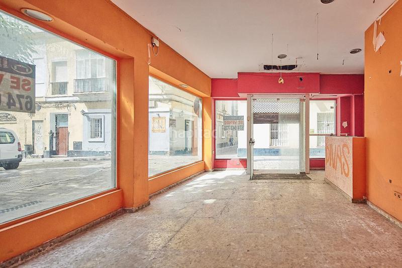 Foto 54f3f00a-30f8-4b40-be02-75c73e4e47c3. Local comercial fantástico local en plena viña con amplios escaparates en Cádiz