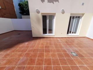 Appartement à Asdrúbal - Bahía Blanca. Apartamento reformado con gran patio, garaje y trastero opcional