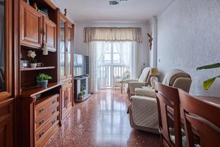 Pis a Alameda - Mentidero - Teatro Falla. Amplio piso en el centro junto a la alameda, de 4 dormitorios