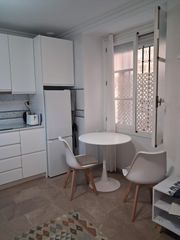 Affitto Appartamento in Centro Histórico. Alquiler anual zona centro precioso apartamento en plana baja.
