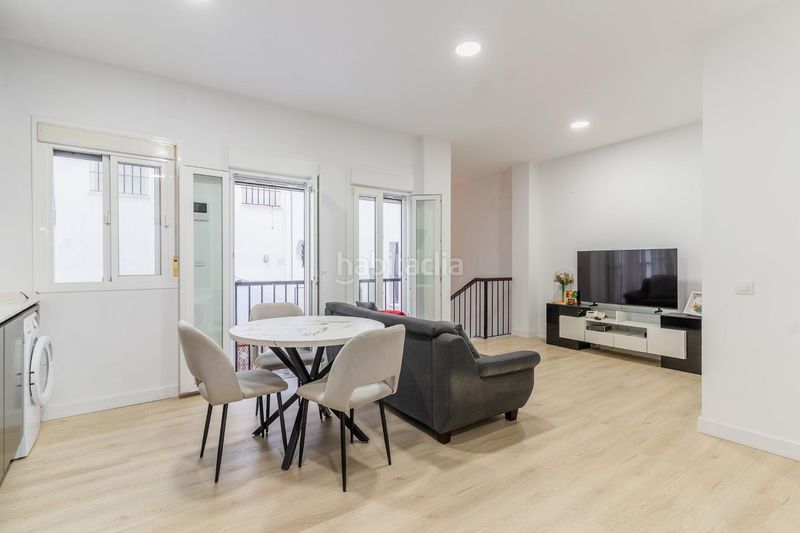 Foto 5df92a84-b37d-4e49-8349-f0a85f648b92. Piso vivienda amplia en pleno corazón reformada con dos patios. en Cádiz