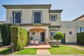 Semi detached house in Novo Sancti Petri. Adosado con jardín privado y piscina en urbanización cerrada  no