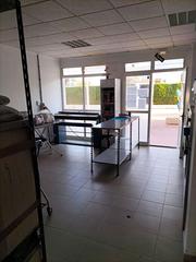 Local Comercial  Carrer de roderic de osona. Local con negocio de lavanderia.