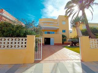 Maison  Carrer de la comarca de la marina. Se vende precioso chalet en oliva a un paso de la playa de arena
