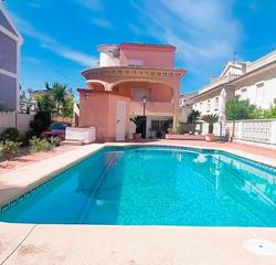 Casa  Vía de ronda. Chalet con piscina  en la mejor ubicación de la playa oliva .