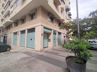 Location Local commercial  Alcalde juan sancho. Local en esquina en el paseo de oliva