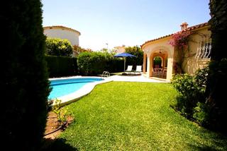 House  Carrer brueghel. Estupenda villa en playa oliva nova con piscina