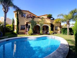 Maison  De gaudi. Amplio chalet con piscina   en playa oliva nova