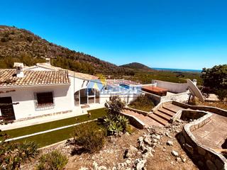 Casa en Oliva Pueblo. Chalet con piscina y fantásticas vistas