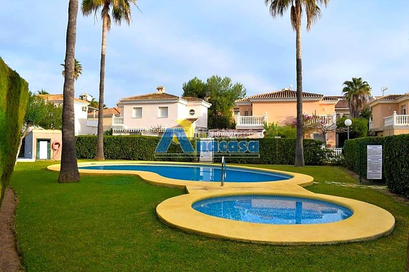Foto 583e9346-6a4a-448a-9d5f-253524875c91. Casa pareada en de gaudi 9 excelente oportunidad! , chalet pareado en primera línea de playa nova en Oliva