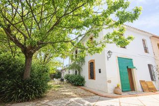 Casa aparellada a Pedreguer. Chalet en el centro  de  pedreguer. parcela de 6.000 metros urba