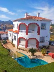 Casa  Del teuladí. Chalet en el pueblo , piscina , 2 viviendas