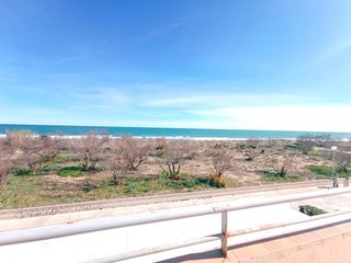 Casa in Oliva Playa. Chalet en primera línea de playa oliva