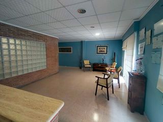 Oficina a Oliva Pueblo. Oficina  con 200 m2  para entrar en zona ambulatorio