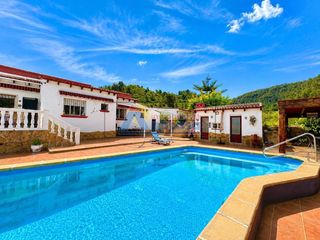 Casa a Vilallonga / Villalonga. Gran chalet con jardín y piscina en villalonga