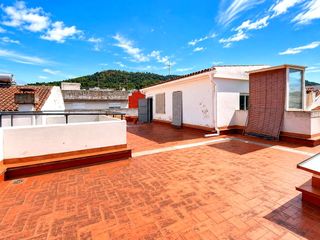 House  De sant blai. Casa con gran garaje y ascensor en oliva