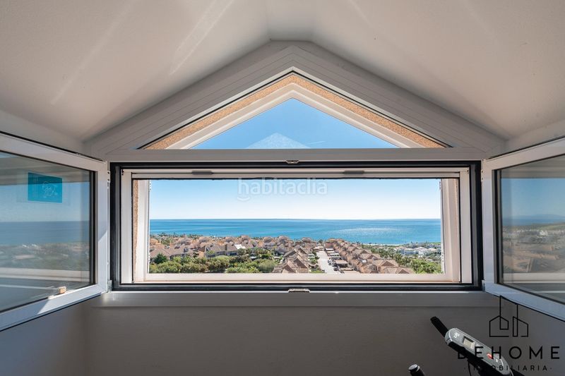 Foto 7baed114-d6a9-4e44-8b48-bc0ea1b2fa43. Àtic amb aparcament piscina a La Alcaidesa