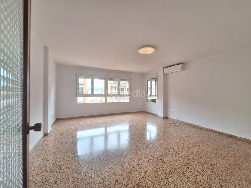 Foto 50f8474b-7727-4d11-b299-580da137ee29. Alquiler piso cul834 fincas girbés presenta piso en alquiler en avenida santos patronos en Alzira