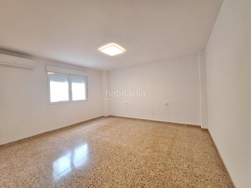 Foto df394f84-7dca-402a-8bd3-828e590a3e8e. Alquiler piso cul834 fincas girbés presenta piso en alquiler en avenida santos patronos en Alzira