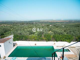 Casa  Las veredas. Se vende chalet con piscina en san lucar la mayor