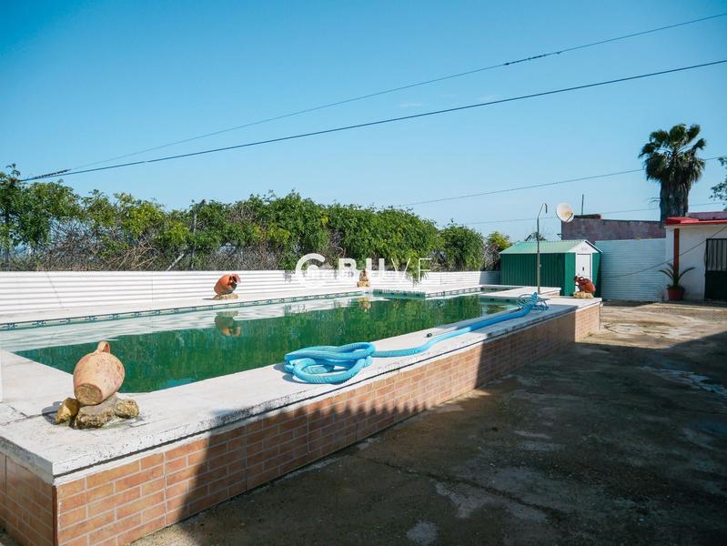 Foto 82a656be-26be-4eb9-9d48-f4d892631a1e. House with parking pool in Sanlúcar la Mayor