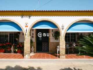 Casa  Las veredas. Se vende chalet con piscina en san lucar la mayor