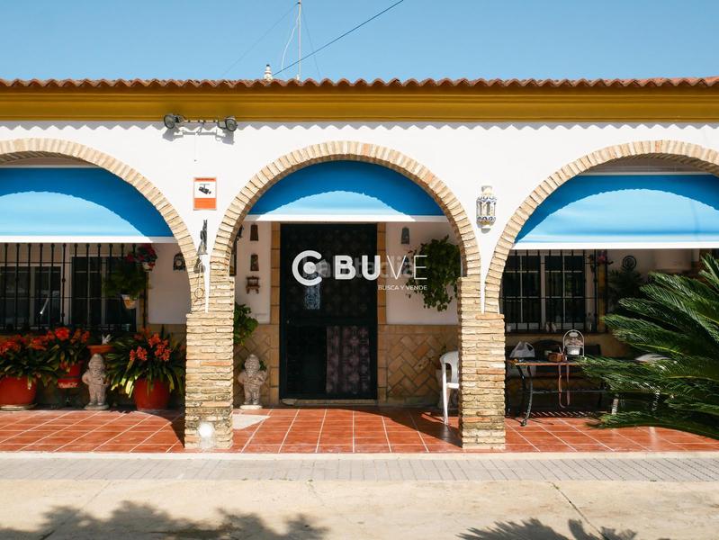 Foto c763bdbb-993f-4726-8939-219f9a5d2c75. House with parking pool in Sanlúcar la Mayor