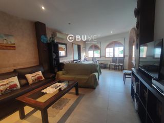 House  N/a. Vivienda de 420 m  negocio turístico en funcionamiento  el roble