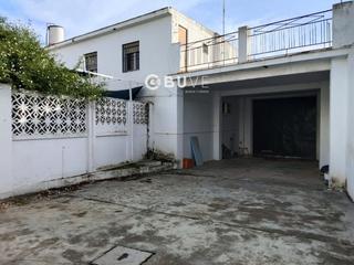 Casa  Molares. Se vende casa de 7 hab en utrera