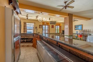 Casa  Del parque san isidro barriada atalaya. Se vende casa con bar en villanueva de algaidas, málaga