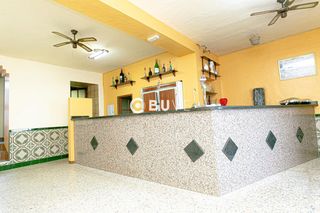 Haus  Del parque san isidro barriada atalaya. Se vende casa con bar en villanueva de algaidas, málaga