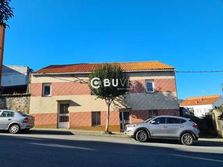 Casa  Pastoriza. Se vende casa dos plantas independientes con terreno.