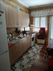 Piso  Chorrillo. Se vende piso de 4 hab en baza, granada