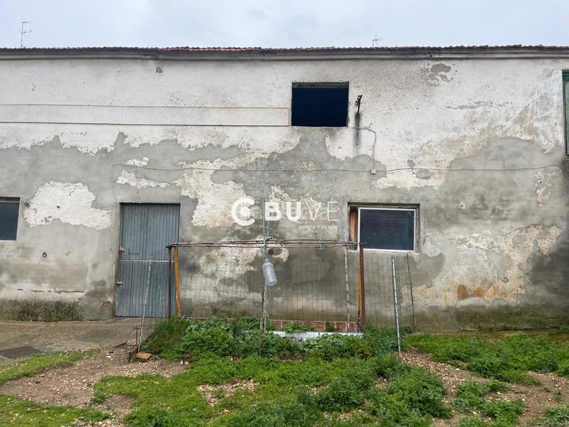 Foto 236614aa-ee4a-4401-80c2-718c78a299e2. Casa se vende chalet mas terreno para edidicar de 3 habitaciones en camino viejo del polvorin. en Valladolid