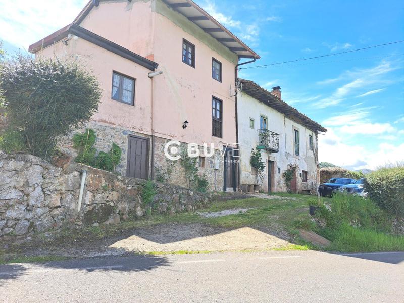 Foto efe8ee64-f41b-48d7-a0f9-f68783df38fd. Casa adosada casa con jardín en venta en Grado
