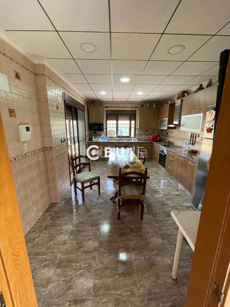 Foto 438f3ae3-41b5-43d7-b09a-ddd069d6e6a2. Chalet casa con terreno y piscina en venta, 4 habitaciones, 3 baños uno junto piscina. en Cox