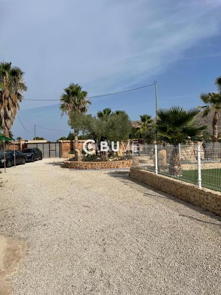 Foto a78e48cb-ac9b-4737-889e-aa2325b1c620. Chalet casa con terreno y piscina en venta, 4 habitaciones, 3 baños uno junto piscina. en Cox