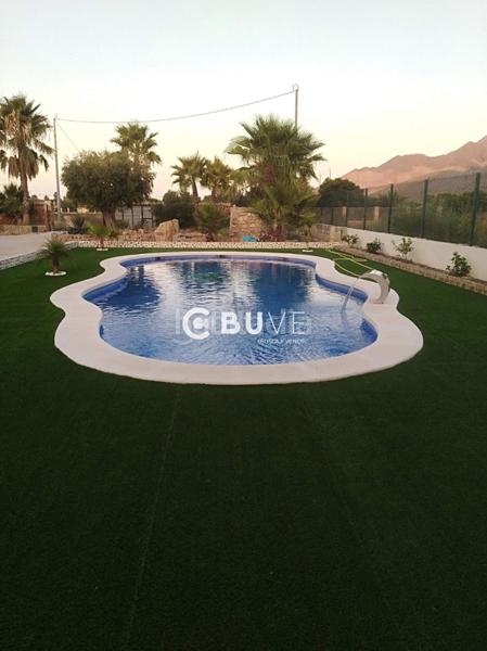 Foto fb7abb19-27e4-45d4-ad8a-7a90f4a9996d. Chalet casa con terreno y piscina en venta, 4 habitaciones, 3 baños uno junto piscina. en Cox