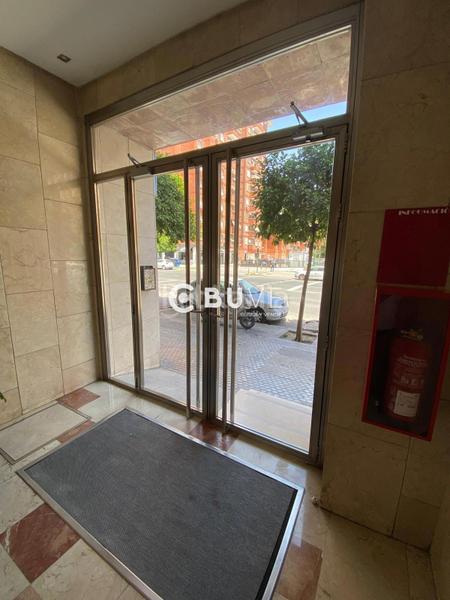 Foto 0bd79fe4-6d80-4a93-bc4a-6cd0cebeb80d. Piso se vende piso de 4 hab en av. jose laguillo en Sevilla
