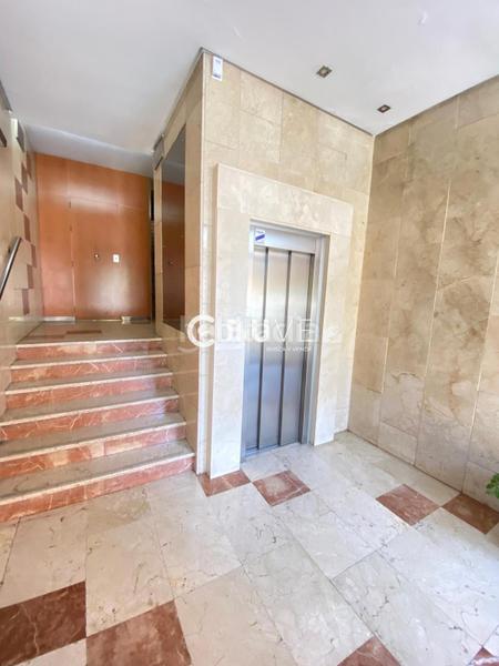 Foto 711a3efc-e402-4ada-97be-ad6c25340e48. Piso se vende piso de 4 hab en av. jose laguillo en Sevilla