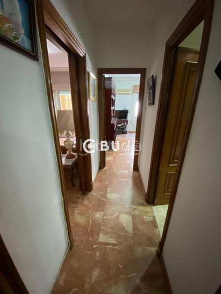 Foto 8e9024eb-13ba-4ebe-a7ec-f841a8c0a680. Piso se vende piso de 4 hab en av. jose laguillo en Sevilla