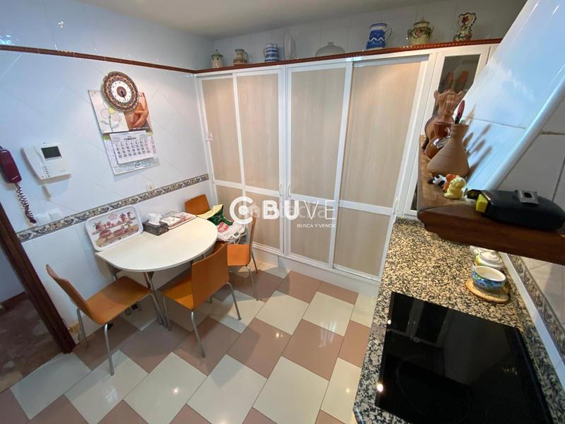 Foto c299cb10-6051-42c2-97da-bc7ae6238ec2. Piso se vende piso de 4 hab en av. jose laguillo en Sevilla